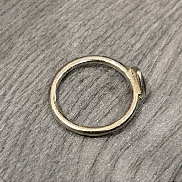 Free w purchase✨ Black heart gold ring - Picture 3 of 3